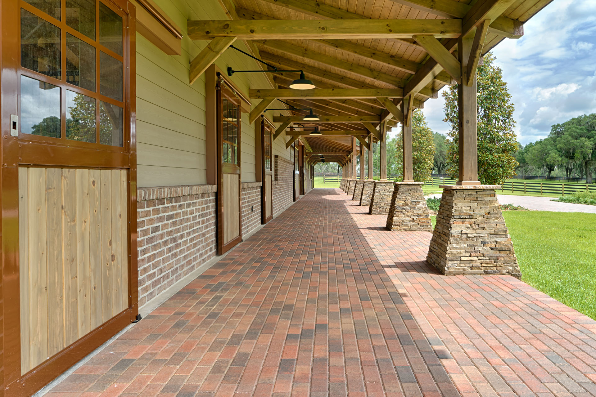 Ocala Thoroughbred Barn — heavy timber equestrian facility, Marion County, Florida