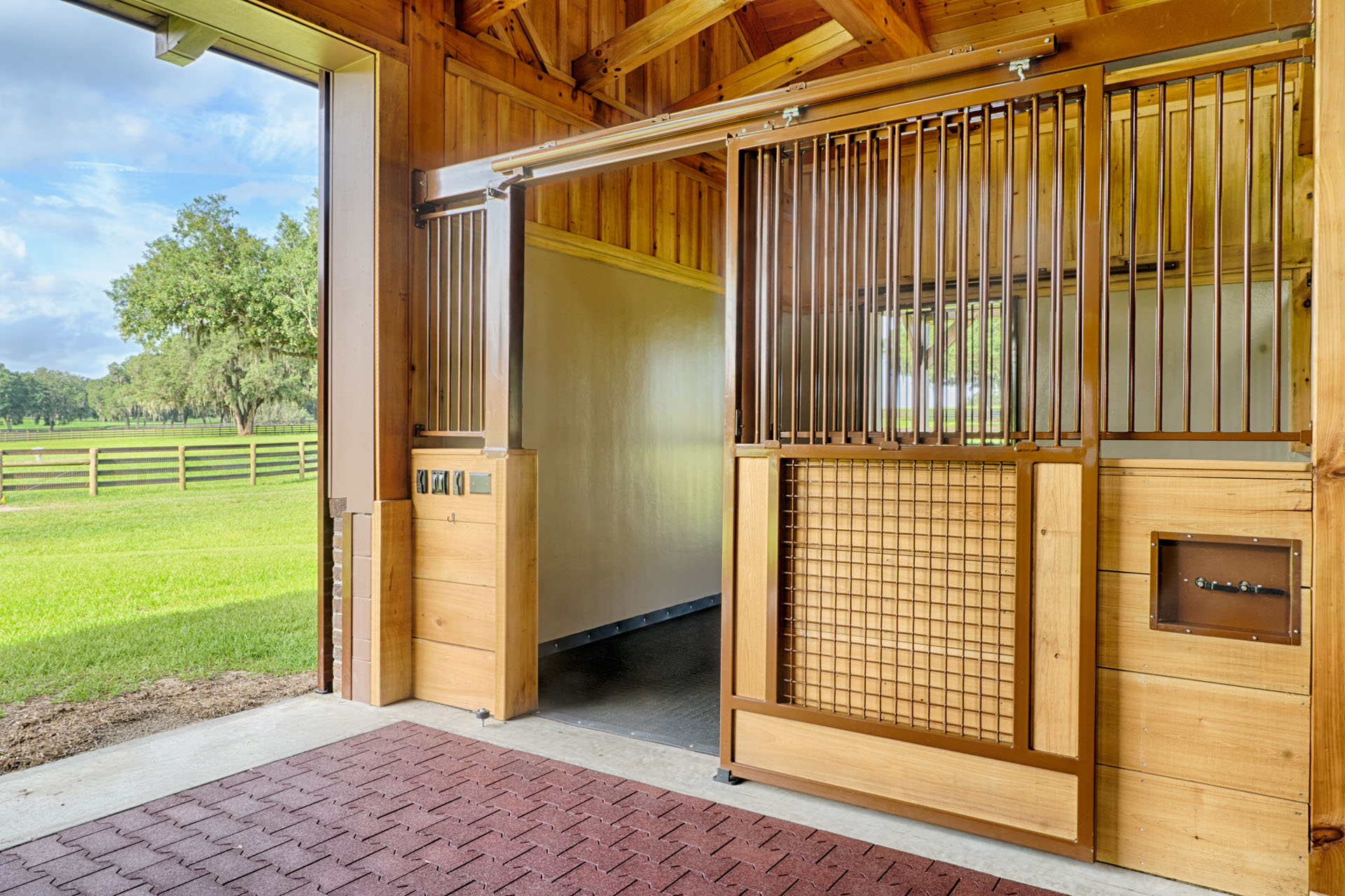 Ocala Thoroughbred Barn — heavy timber equestrian facility, Marion County, Florida