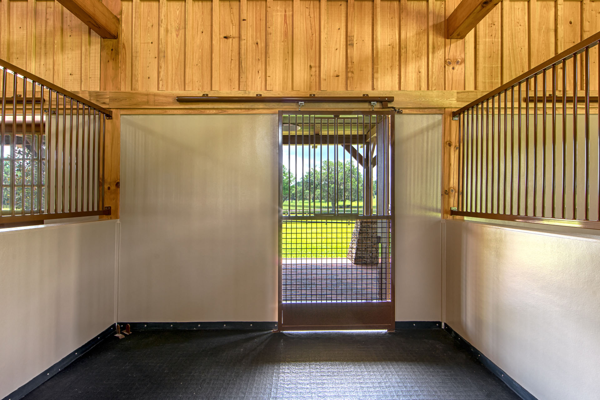 Ocala Thoroughbred Barn — heavy timber equestrian facility, Marion County, Florida