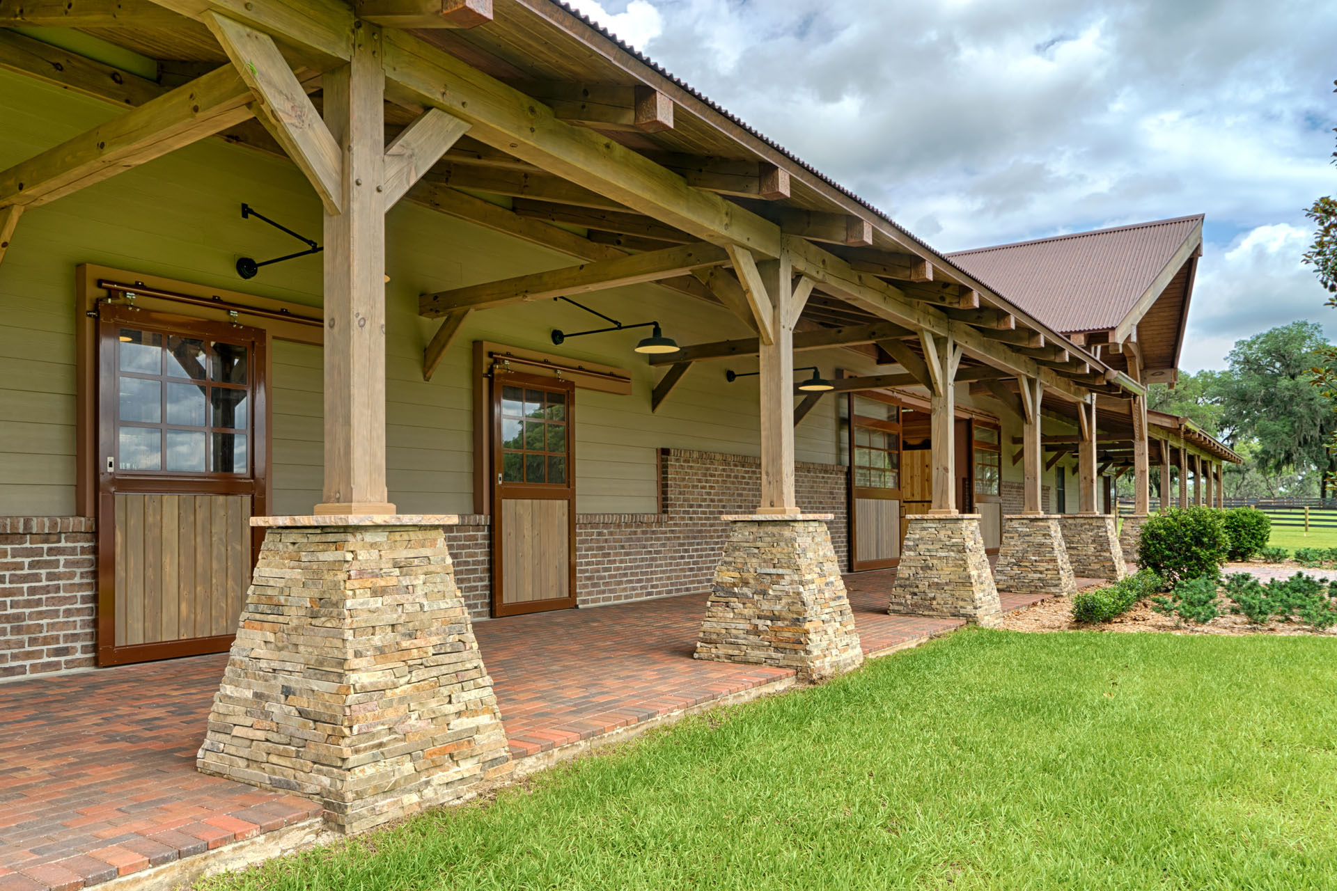 Ocala Thoroughbred Barn — heavy timber equestrian facility, Marion County, Florida