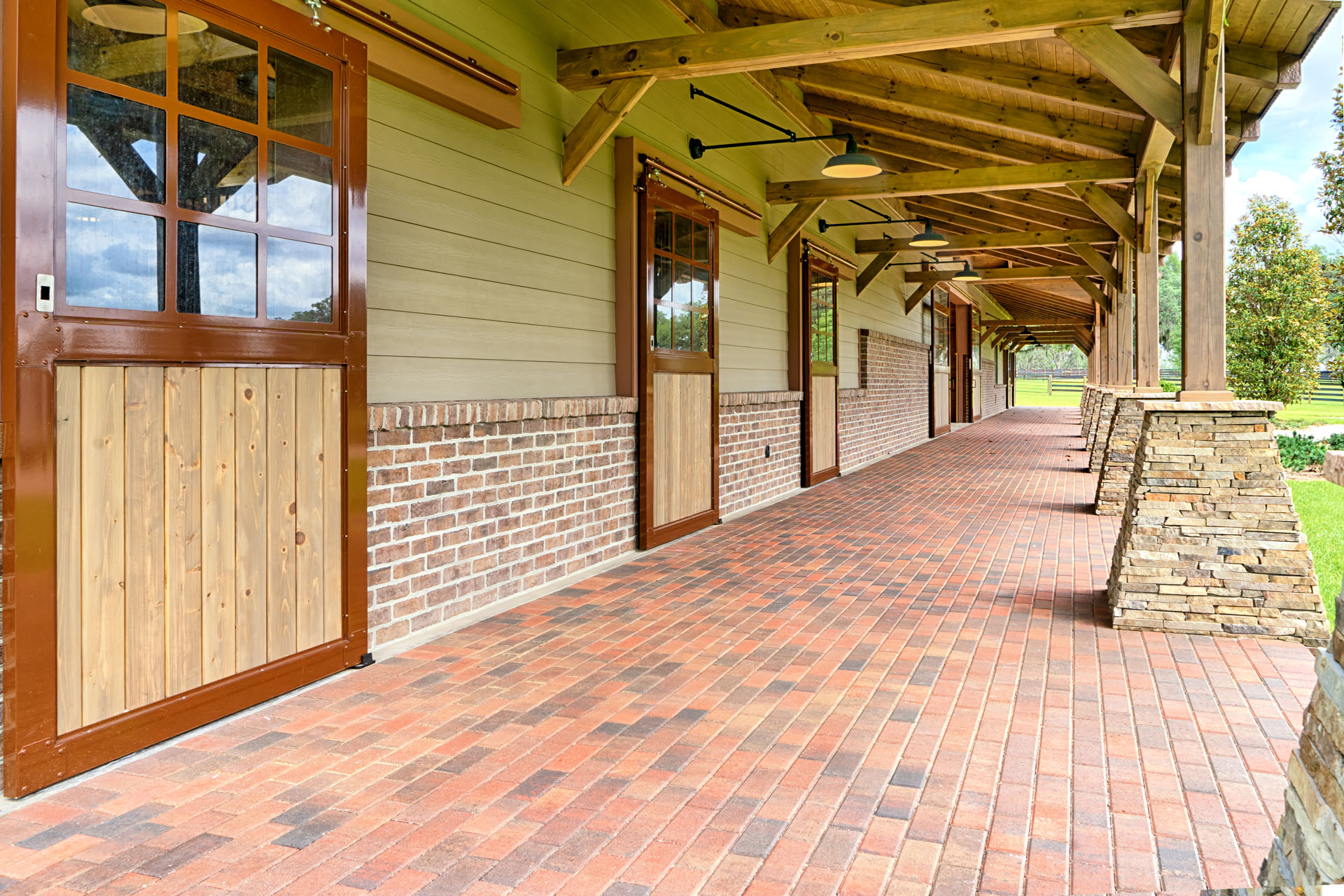 Ocala Thoroughbred Barn — heavy timber equestrian facility, Marion County, Florida